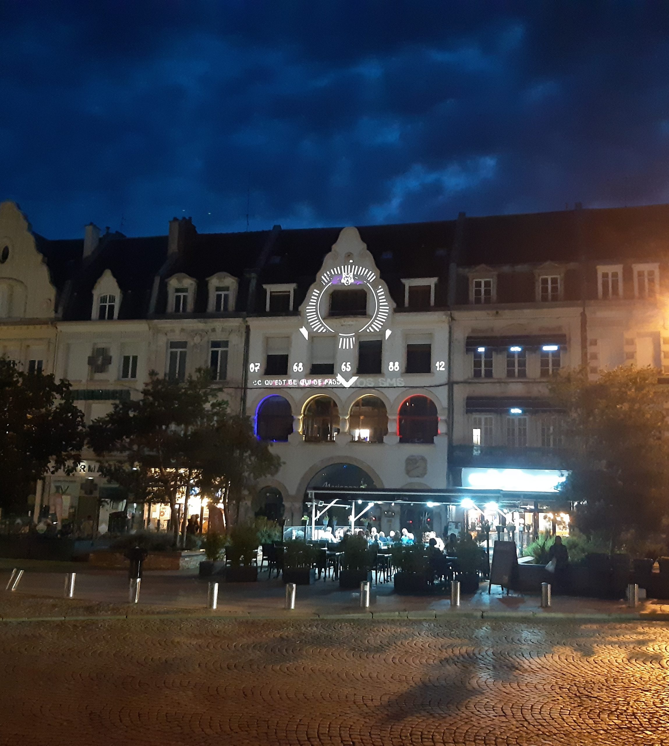 Un vidéo mapping coloré illumine des façades à Cambrai