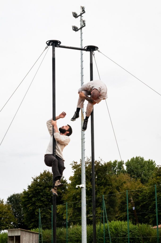 Joad Caron et Gauthier Dubot, de la Cie Nexus, se sont inspiré du lien qui les unit pour concevoir ce spectacle de mât chinois. Les deux jeunes circassiens ont créé leur compagnie en 2022, épaulés par le Cirque Jules Verne. 